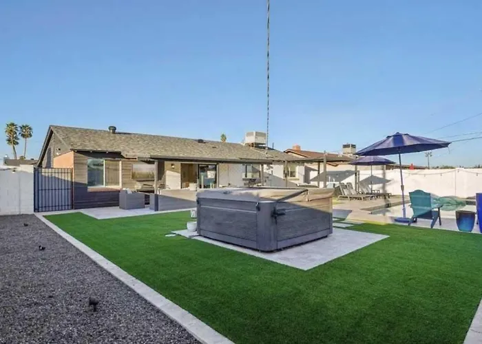 Dom wakacyjny Backyard Oasis With Pool And Relaxation *