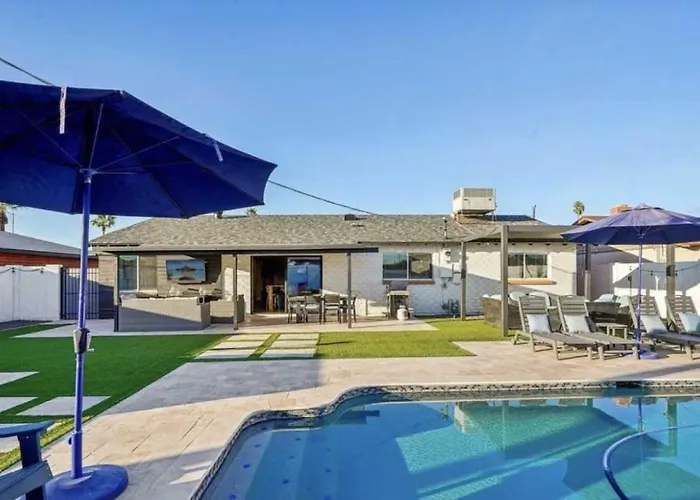 Dom wakacyjny Backyard Oasis With Pool And Relaxation *